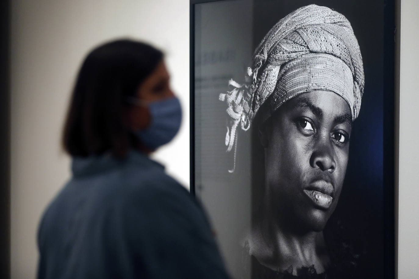 La exposición 'Mujeres del Congo' es un conjunto de 27 imágenes en blanco y negro de mujeres y niñas supervivientes de la violencia en el país africano. Se trata de una muestra de Isabel Muñoz, Premio Nacional de Fotografía que puede visitarse en la sala Martínez Guerricabeitia de la Nau de la Universitat de València (UV).