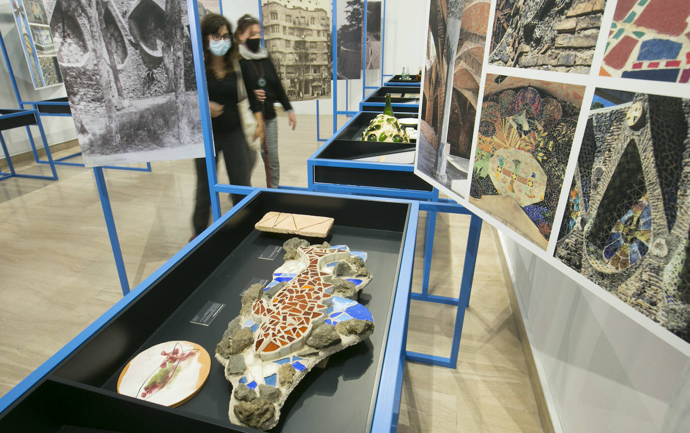 El Museo Nacional de Cerámica «González Martí», ubicado en el Palacio del Marqués de Dos Aguas, ha inaugurado una exposición que muestra el mosaico de trencadís, una de las imágenes que más identifican la obra de Antonio Gaudí y que el artista utilizó en el parque Güell, fincas modernistas de Barcelona y en la Sagrada Familia. 