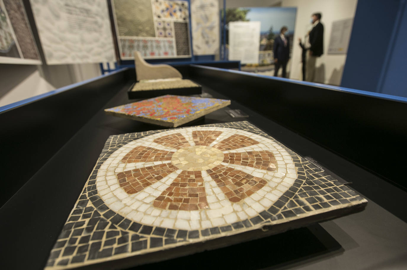 El Museo Nacional de Cerámica «González Martí», ubicado en el Palacio del Marqués de Dos Aguas, ha inaugurado una exposición que muestra el mosaico de trencadís, una de las imágenes que más identifican la obra de Antonio Gaudí y que el artista utilizó en el parque Güell, fincas modernistas de Barcelona y en la Sagrada Familia. 