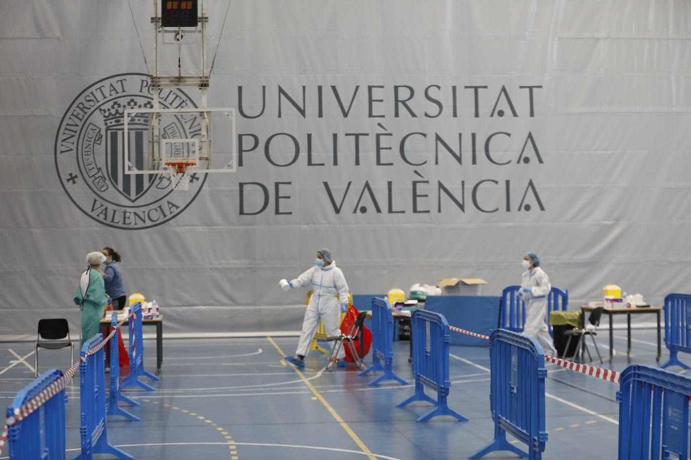 Confinados en la residencia Galileo Galilei y pruebas PCR en la UPV tras detectar 28 positivos de coronavirus. 