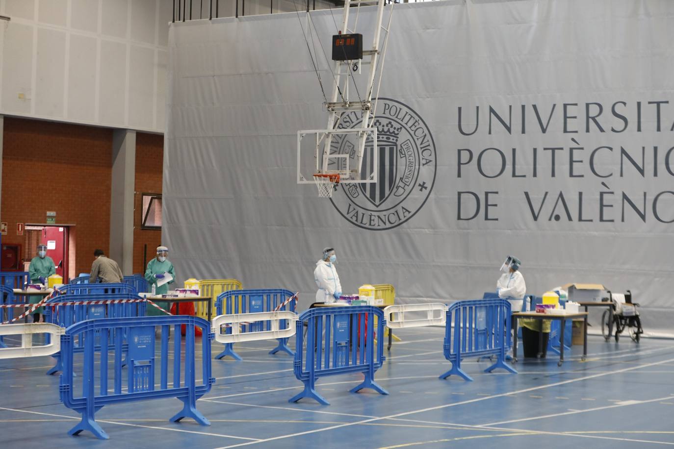 Confinados en la residencia Galileo Galilei y pruebas PCR en la UPV tras detectar 28 positivos de coronavirus. 