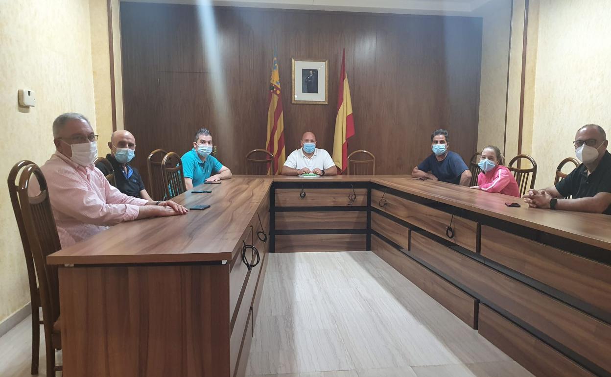 Reunión en Turís para trata el cambio de fechas. 