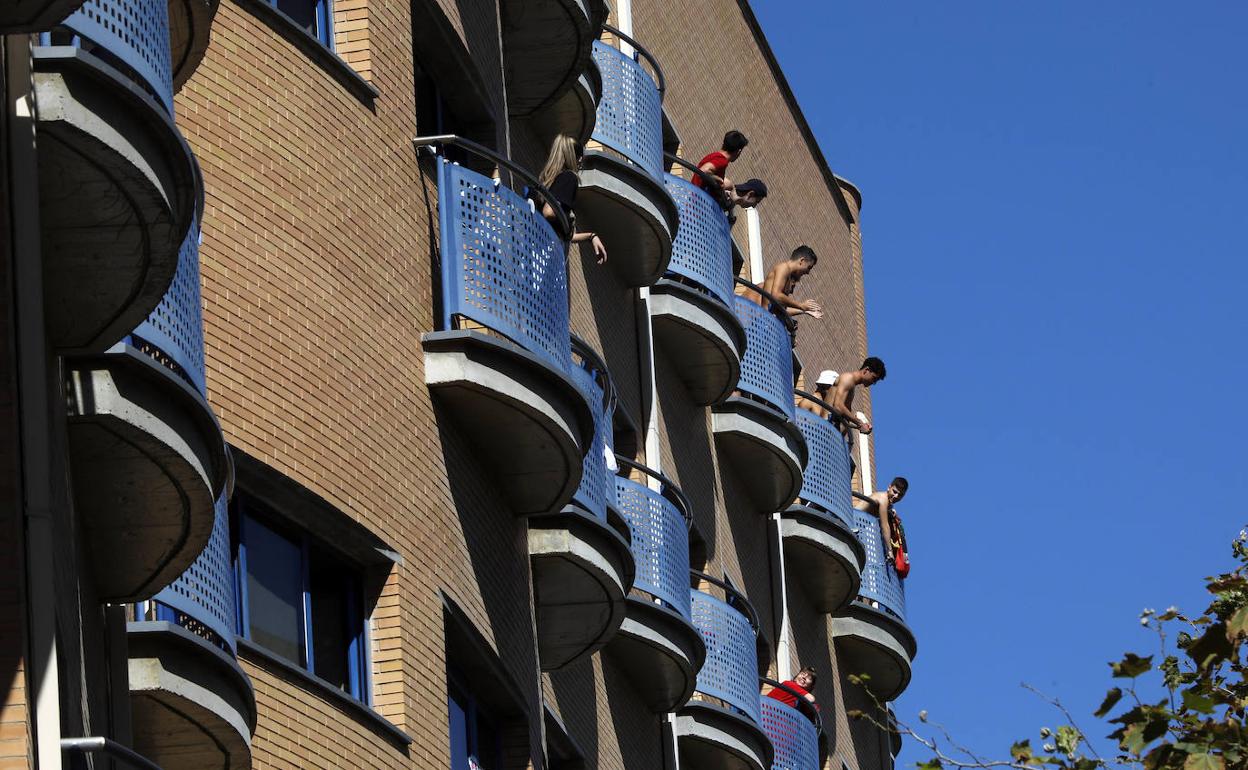 Jóvenes residentes confinados en la residencia Galileo Galilei, cuyas instalaciones permanecerán aisladas hasta que el lunes se conozcan los resultados del rastreo masivo. 