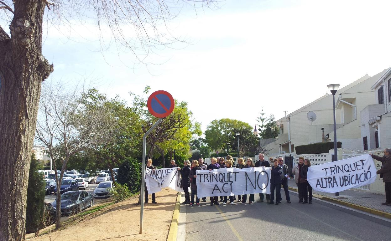 Vecinos de Benirredrà protestando contra el Trinquet por la cercanía a las casas, en 2016. 