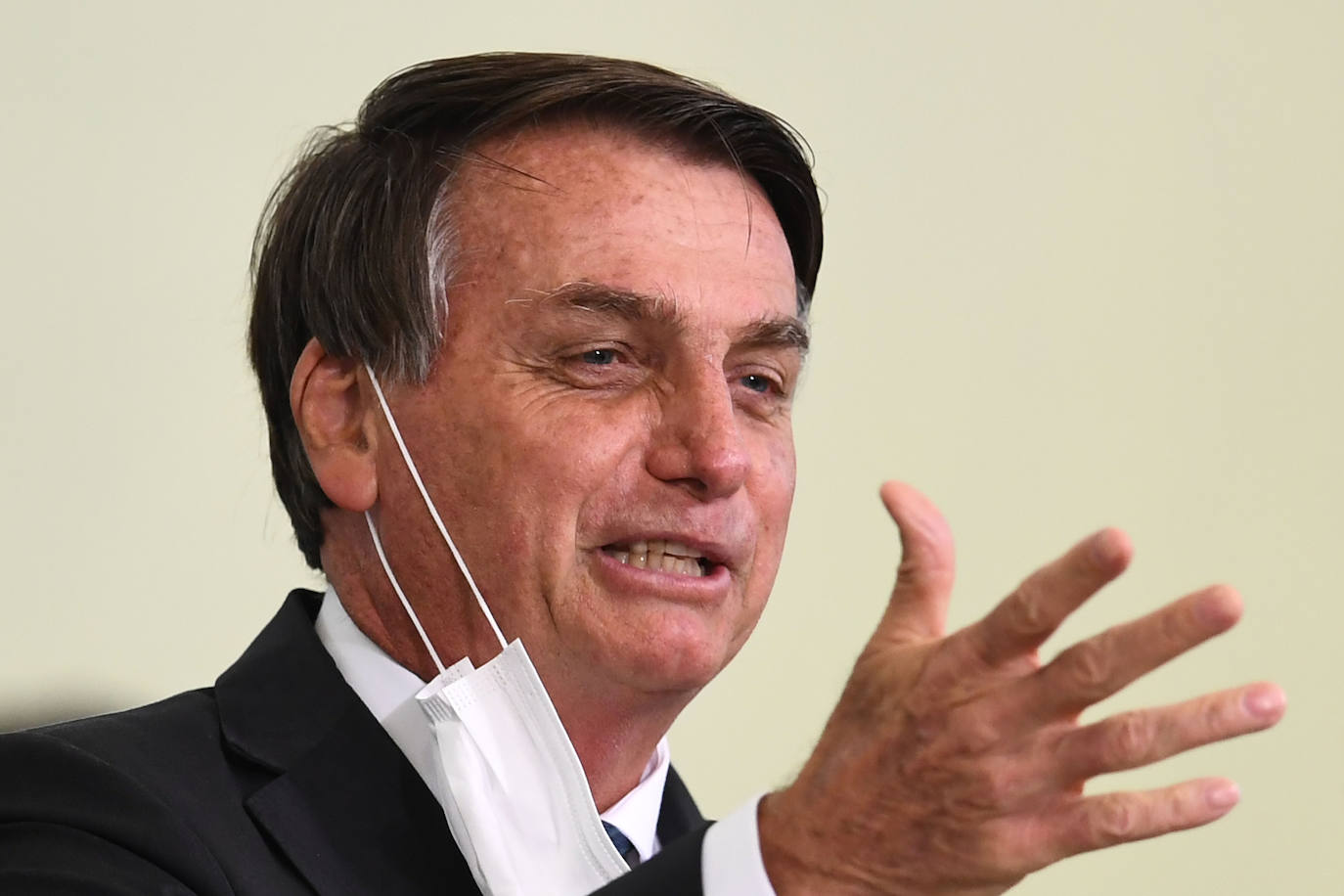 Jair Bolsonaro anunció que estaba contaminado el 7 de julio. El presidente brasileño, que a menudo minimizó la gravedad de la pandemia, iba en moto y hablaba con barrenderos sin usar mascarilla incluso tras dar positivo. 