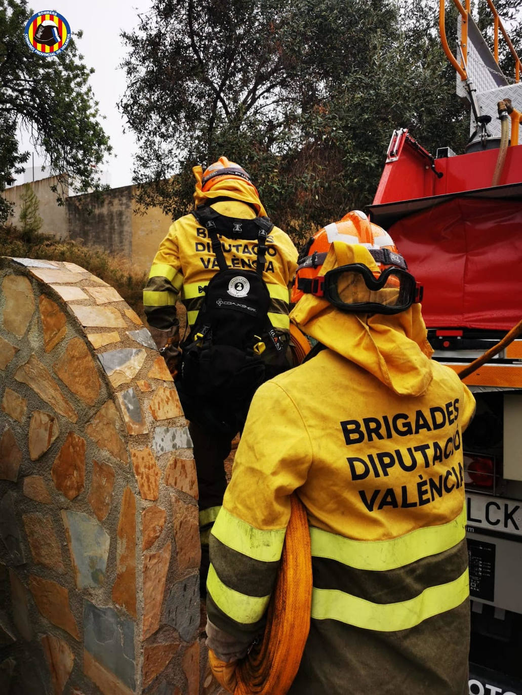 Un incendio forestal ha afectado a la zona de la montaña de Santa Anna de Oliva. El fuego ha arrancado a las 16 horas y ha quema el entorno de la Senda dels Lladres, obligando a desalojar dos colegios y decenas de viviendas.