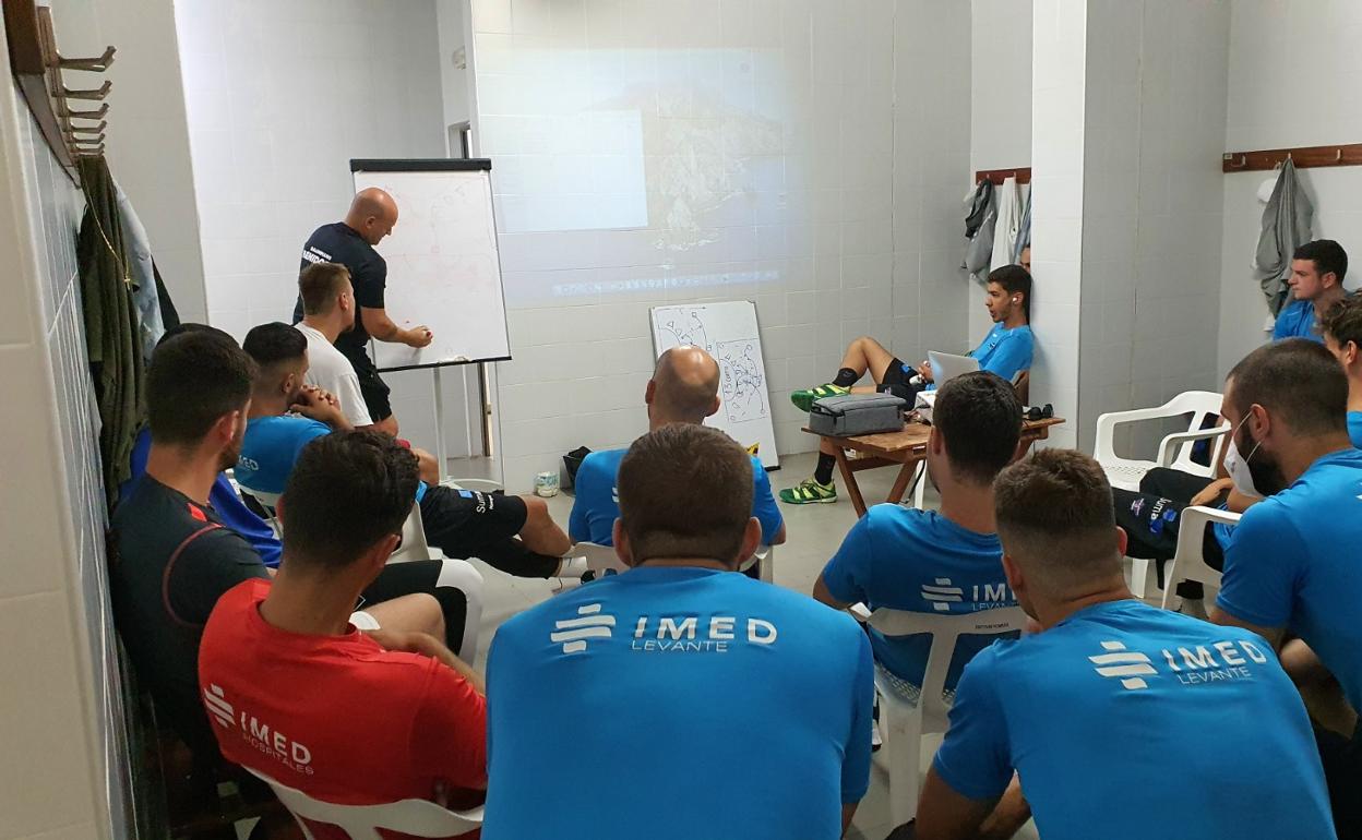 Fernando Latorre, entrenador del equipo, da instrucciones a los jugadores antes de un entrenamiento. 