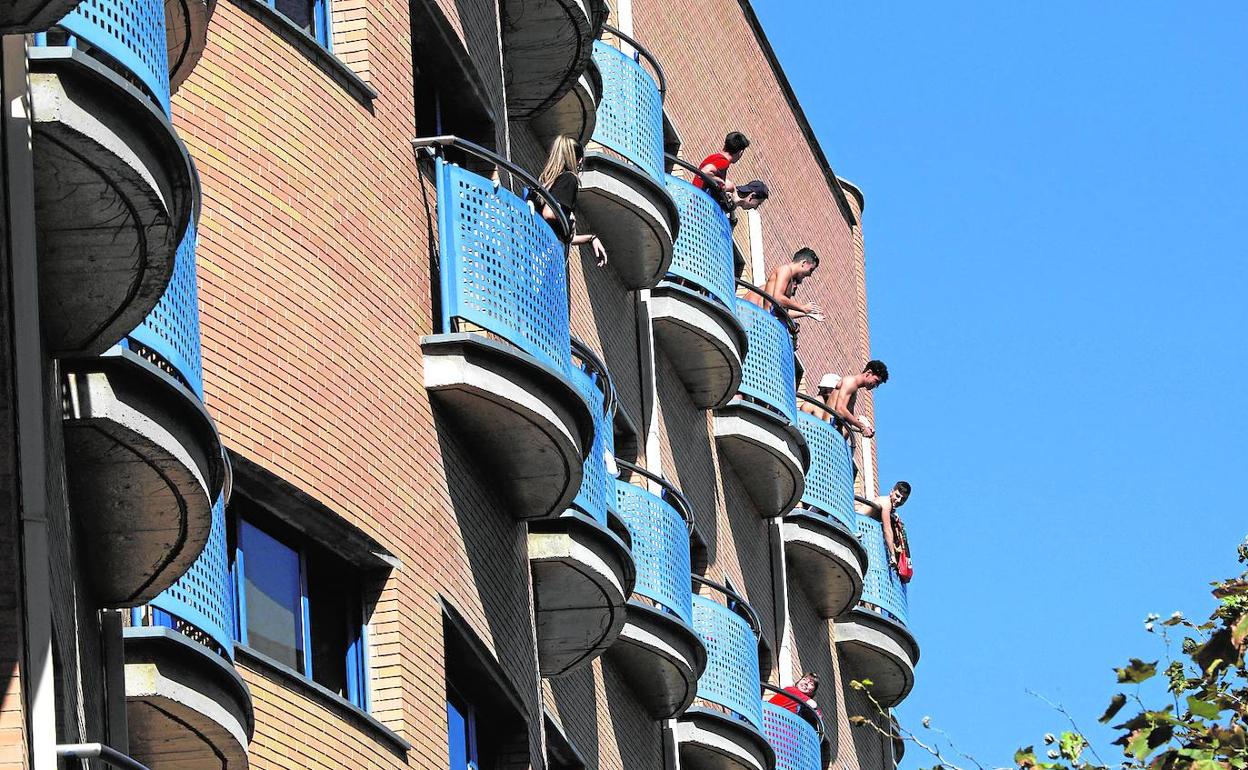 Alumnos del colegio mayor asomados a los balcones poco antes de lanzar aviones de papel. 