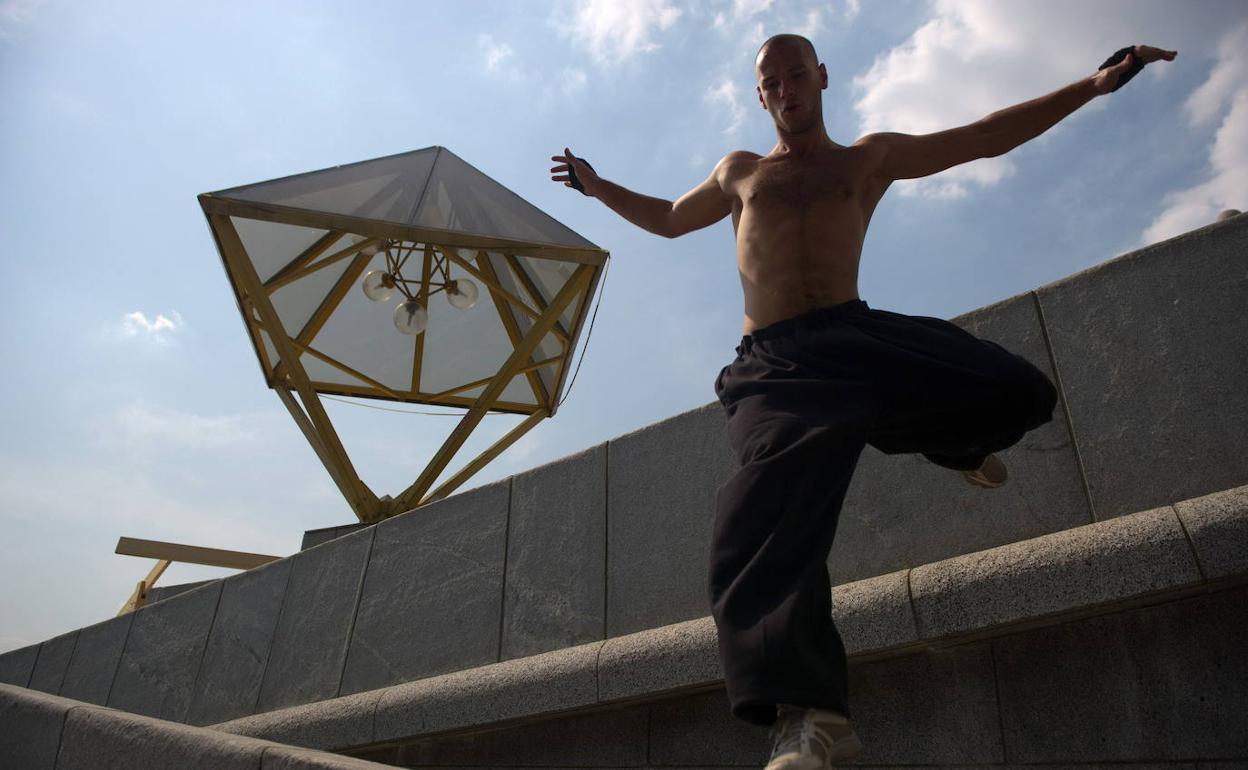 Un chico practica parkour. 