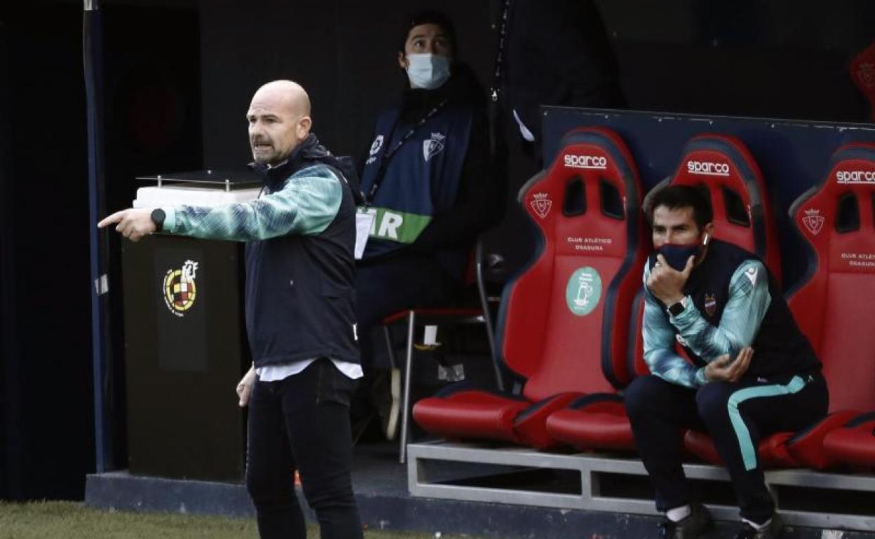 Paco López da instrucciones el jueves en Sevilla. 