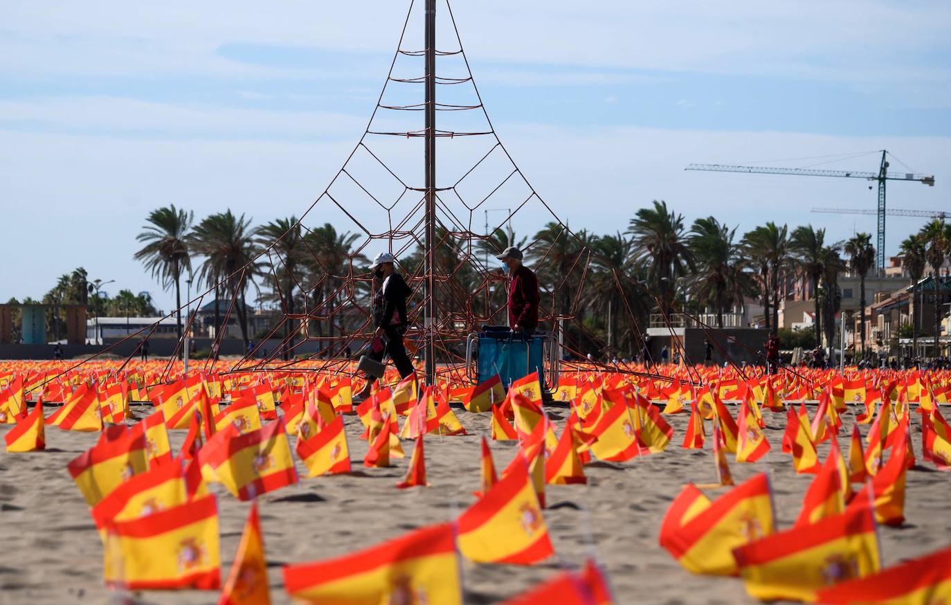 53.000 banderas en la playa de la Patacona homenajean a los fallecidos por la Covid-19