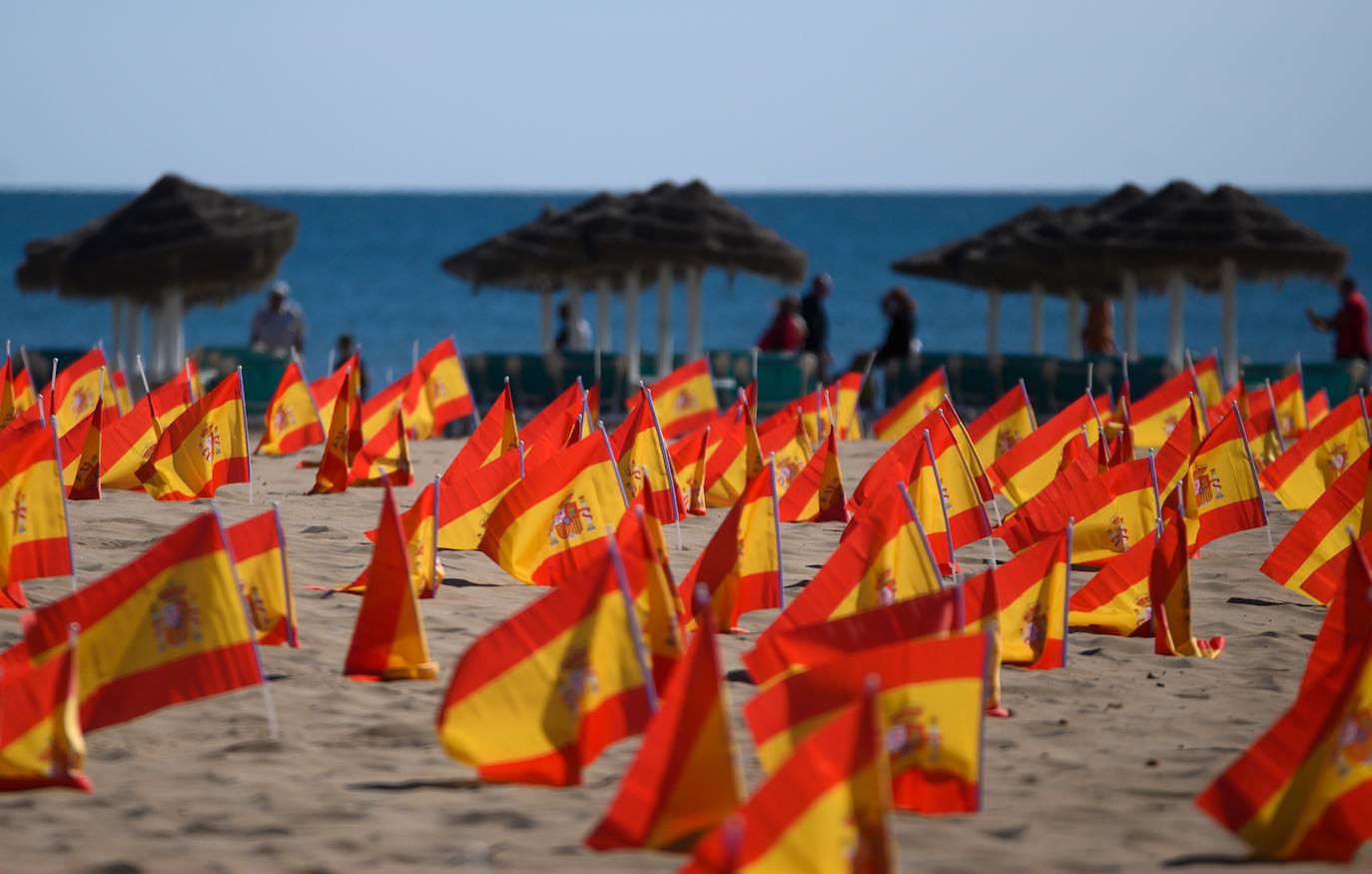 53.000 banderas en la playa de la Patacona homenajean a los fallecidos por la Covid-19