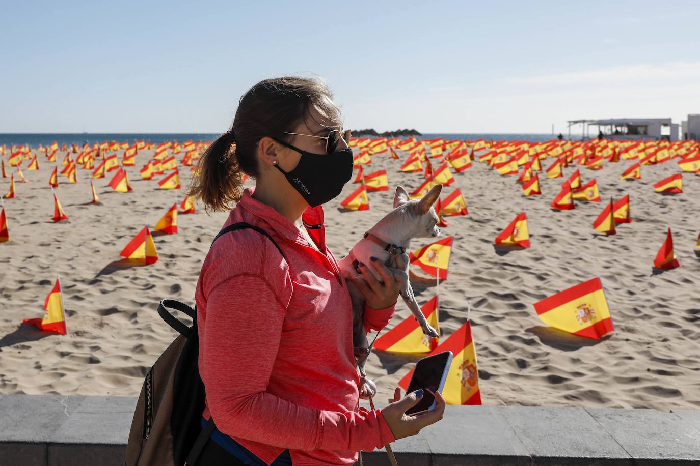 53.000 banderas en la playa de la Patacona homenajean a los fallecidos por la Covid-19