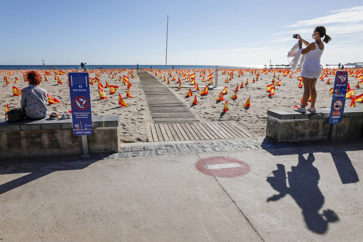 53.000 banderas en la playa de la Patacona homenajean a los fallecidos por la Covid-19