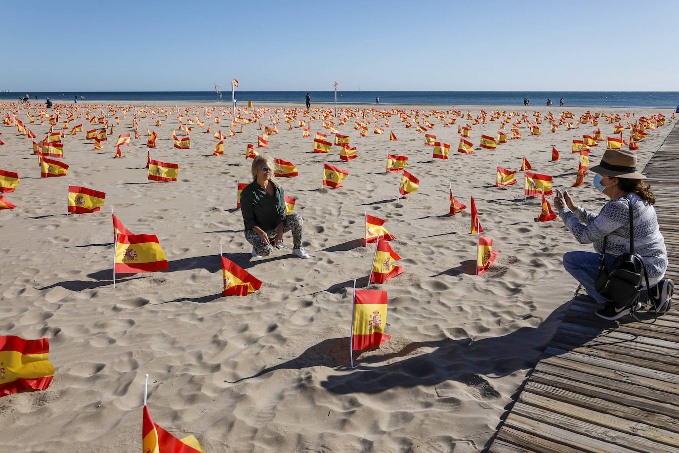 53.000 banderas en la playa de la Patacona homenajean a los fallecidos por la Covid-19