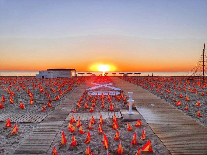 53.000 banderas en la playa de la Patacona homenajean a los fallecidos por la Covid-19