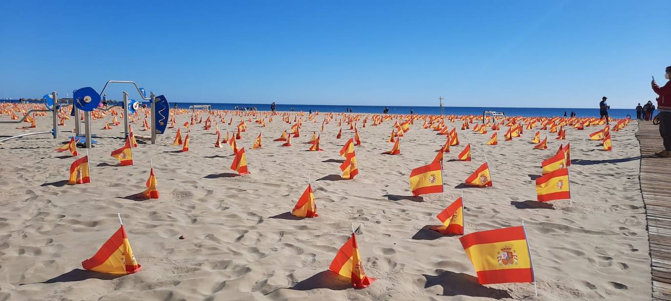 53.000 banderas en la playa de la Patacona homenajean a los fallecidos por la Covid-19