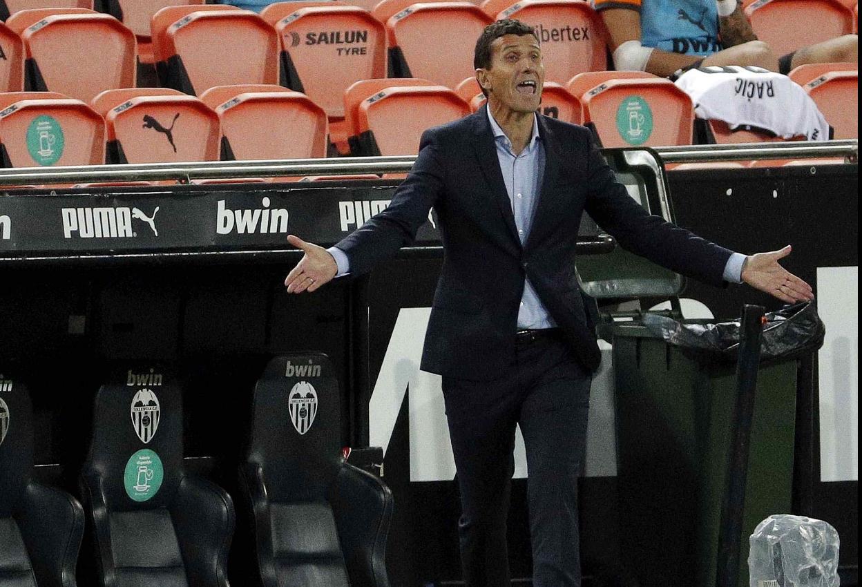 Javi Gracia se queja en la banda. 