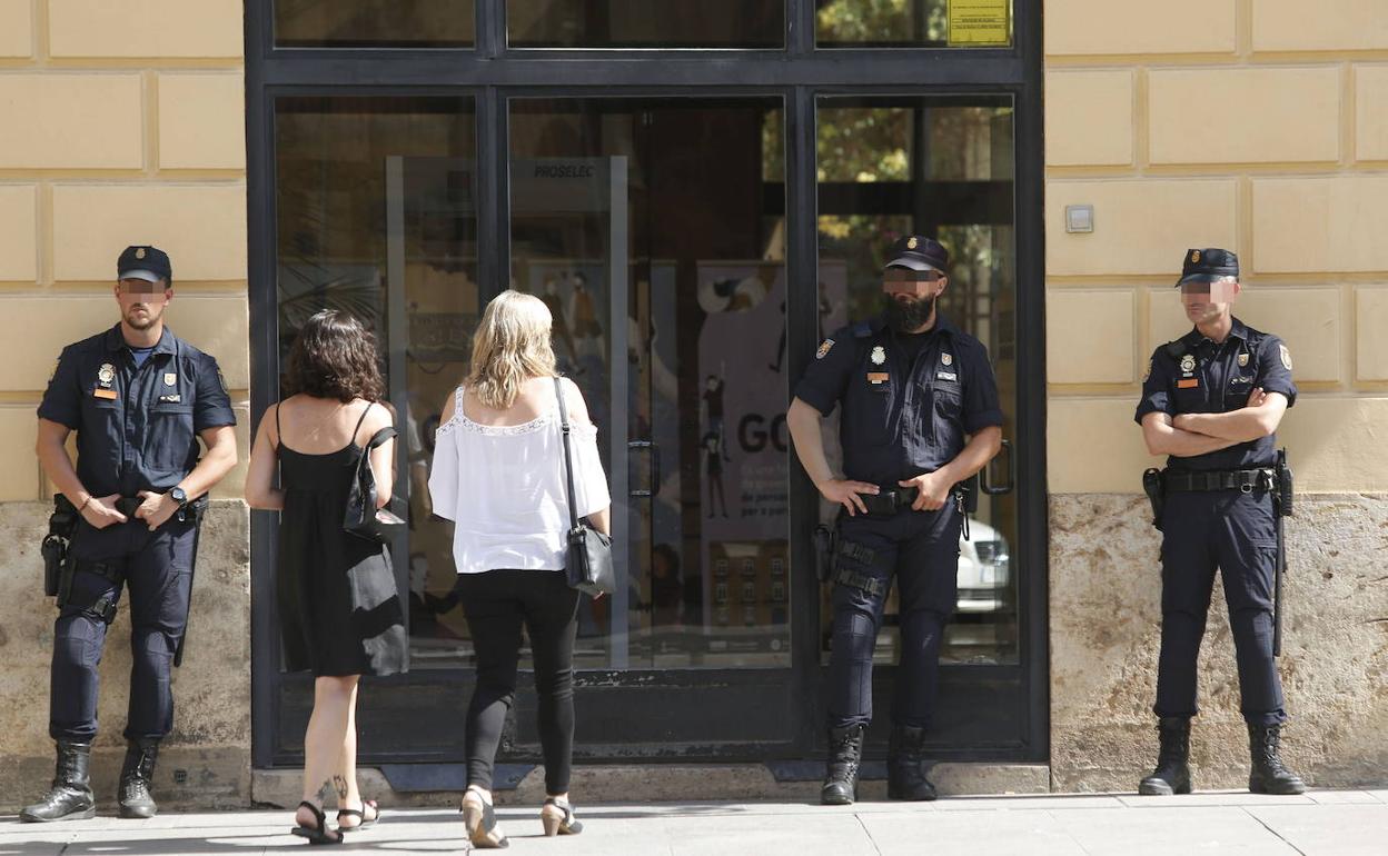 Puerta del acceso a la Diputación del Valencia. 