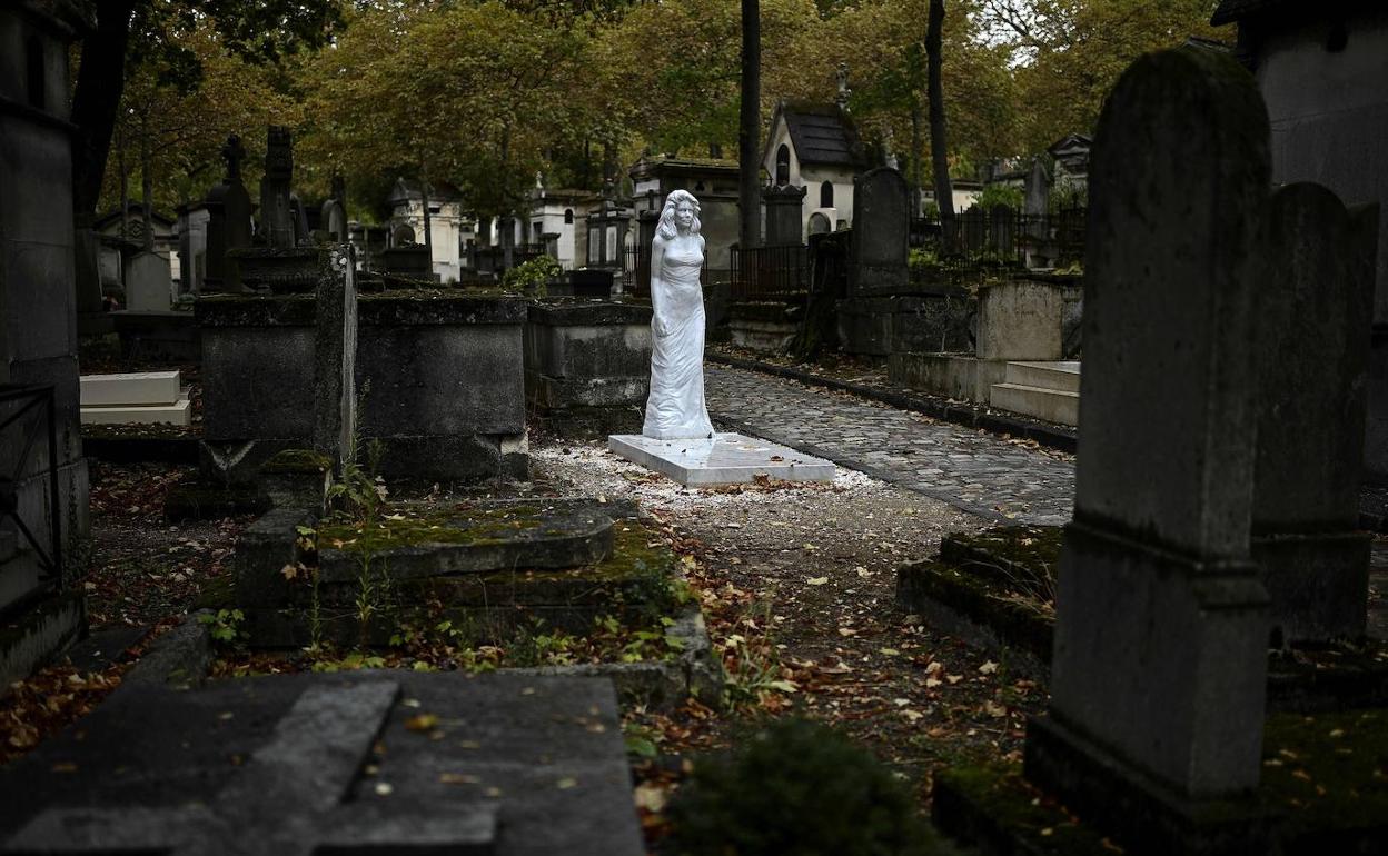 La escultura, en el cementerio más famoso de París. 