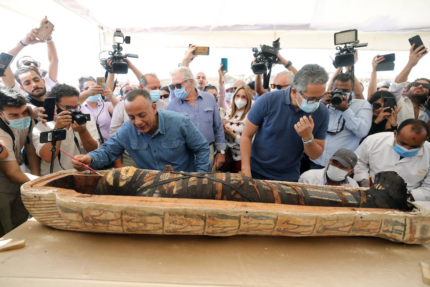 Casi una treintena de los 59 sarcófagos descubiertos yacían este sábado ante la muchedumbre, cubiertos con una tela, tras permanecer más de 2.600 años bajo las arenas del Bubasteum, el área del sitio arqueológico de Sakkara dedicado a la diosa gata Bastet, la garante del amor, la armonía y la protección. 