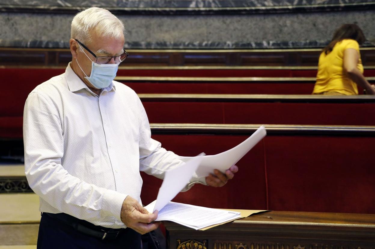 El alcalde, Joan Ribó, en el hemiciclo del Ayuntamiento de Valencia. irene marsilla
