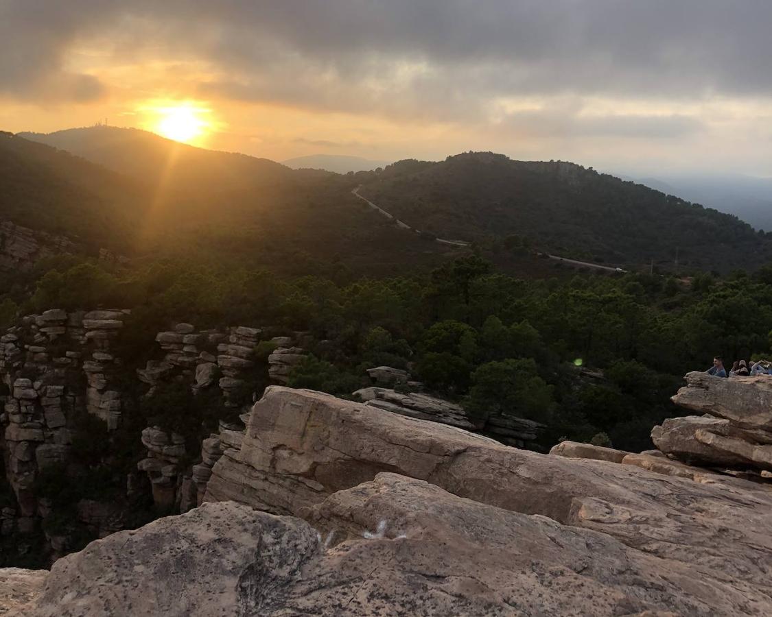 El puente de octubre es la ocasión perfecta para escapasarse a la montaña y desconectar con la naturaleza. Valencia puede presumir de albergar en su territorio picos, sierras y montes para organizar una excursión o realizar una ruta de senderismo. Además, se encuentran cerca de la ciudad por lo que se puede volver a casa en el mismo día. Estos son algunos de los paisajes cercanos a Valencia: