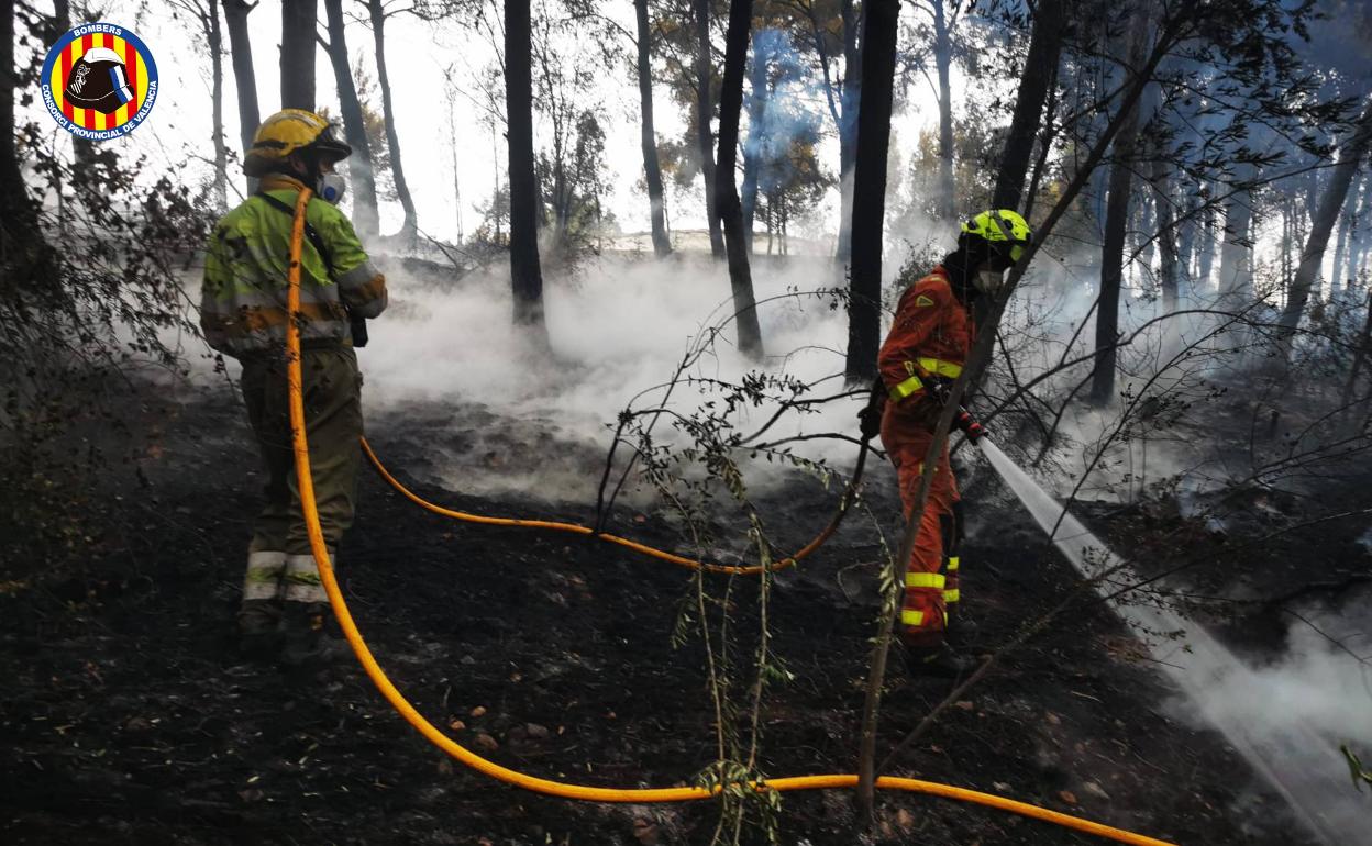 Los bomberos atacando el fuego en la montaña de Santa Anna el pasado viernes. 