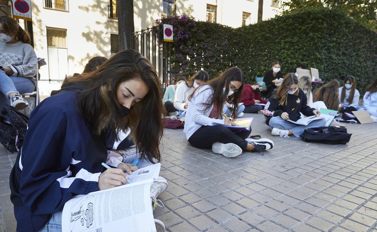 Estudiantes a la puerta del Luis Vives de Valencia. 