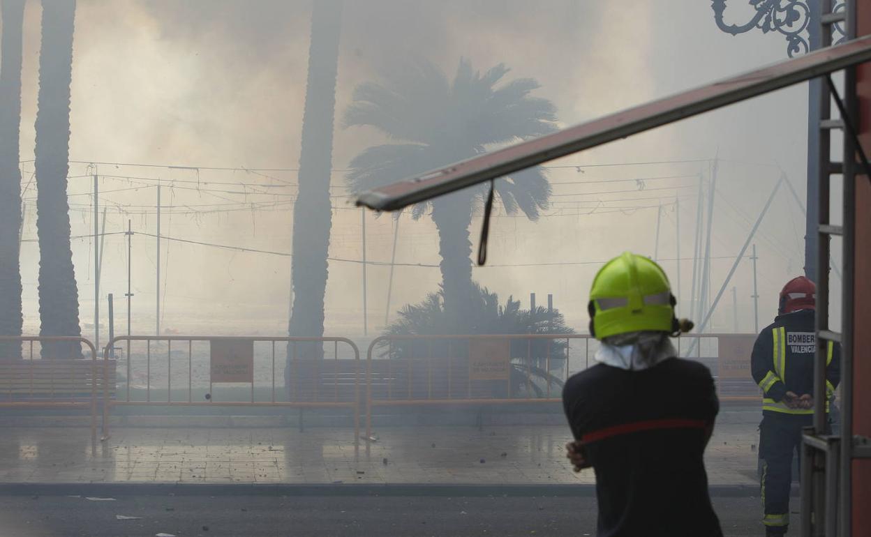 Mascletà en la plaza del Ayuntamiento por el 9 d'Octubre, en una imagen de archivo. 