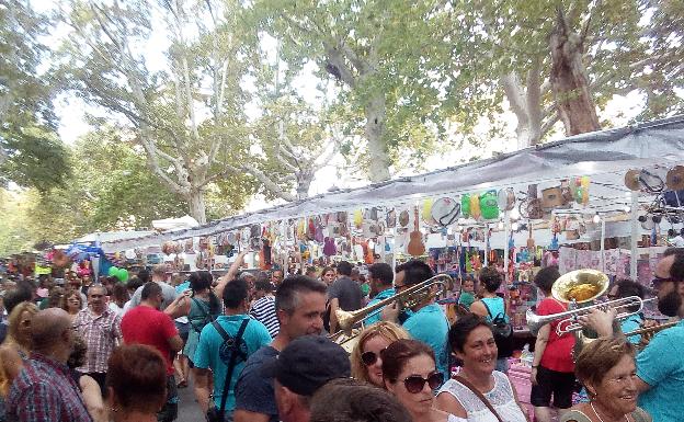 FERIA DE AGOSTO Y DE TOTS SANTS (XÀTIVA Y COCENTAINA). Una se celebra en agosto y otra en noviembre, pero ambas se remontan a la Edad Media. 