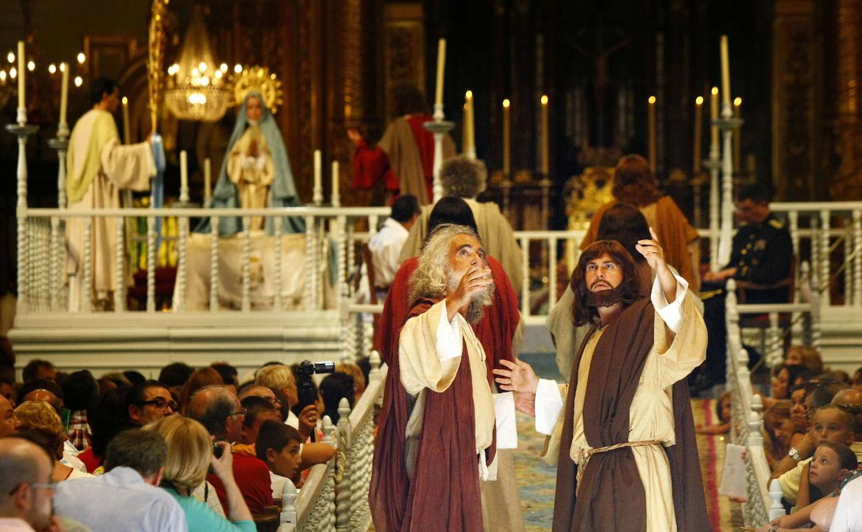 MISTERI D'ELX. Se trata de ima representación dramática de la Dormición, Asunción y Coronación de la Virgen María. Esta conocida obra se escenifica cada 14 y 15 de agosto en el interior de la Basílica de Santa María, en la ciudad de Elche.