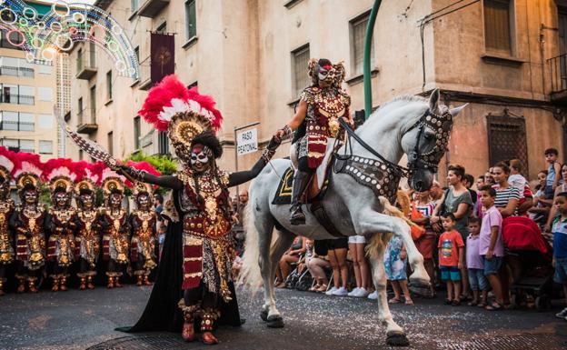 MOROS Y CRISTIANOS. Una de las celebraciones más extendidas por toda la Comunitat, tiene especial relevancia entre Alcoi y Ontinyent.