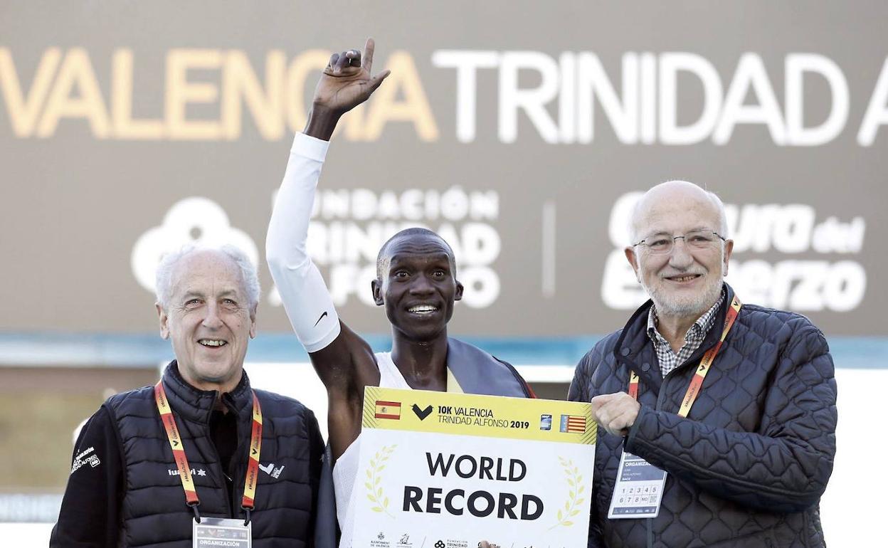 Borao, Cheptegei y Juan Roig, en 2019. 