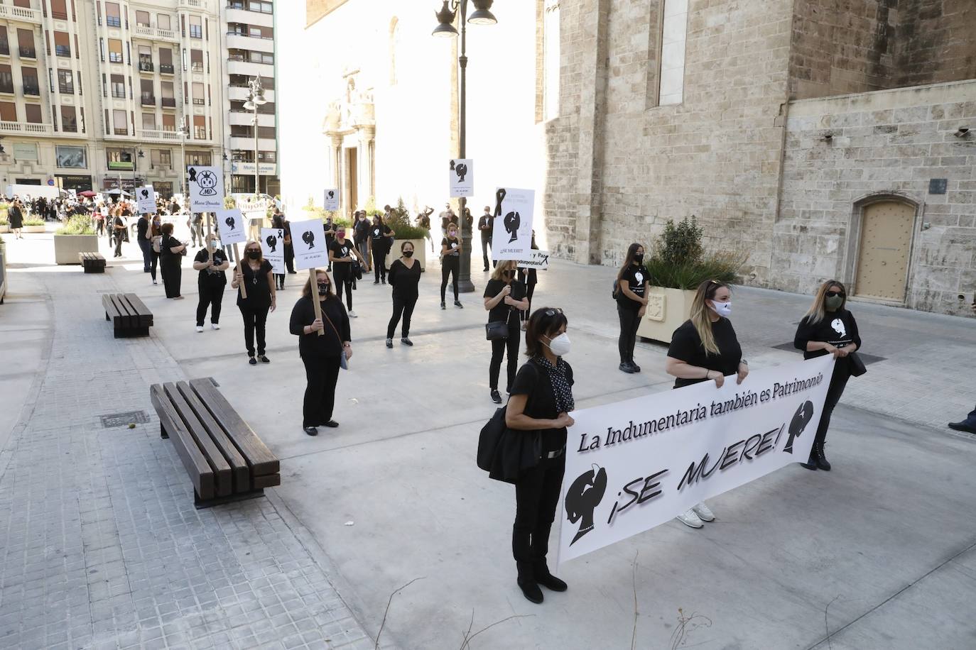 «Así no podemos seguir mucho más tiempo». Es el grito unánime del sector de la indumentaria fallera, que se encuentra al borde de la quiebra. Este martes se han manifestado por el centro de la ciudad bajo el lema «La indumentaria también es patrimonio, se muere» convocados por la Asociación de Comercio e Indumentaria Valenciana (Asciva) cerca de un centenar de indumentaristas que, siguiendo las normas de seguridad antiCovid, han protestado contra las administraciones públicas. Han pedido un rescate urgente porque aseguran que han perdido hasta el 99% del volumen de negocio