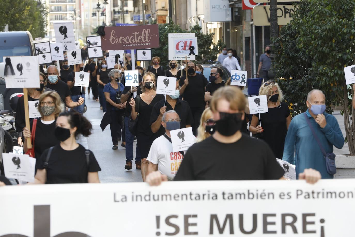 «Así no podemos seguir mucho más tiempo». Es el grito unánime del sector de la indumentaria fallera, que se encuentra al borde de la quiebra. Este martes se han manifestado por el centro de la ciudad bajo el lema «La indumentaria también es patrimonio, se muere» convocados por la Asociación de Comercio e Indumentaria Valenciana (Asciva) cerca de un centenar de indumentaristas que, siguiendo las normas de seguridad antiCovid, han protestado contra las administraciones públicas. Han pedido un rescate urgente porque aseguran que han perdido hasta el 99% del volumen de negocio