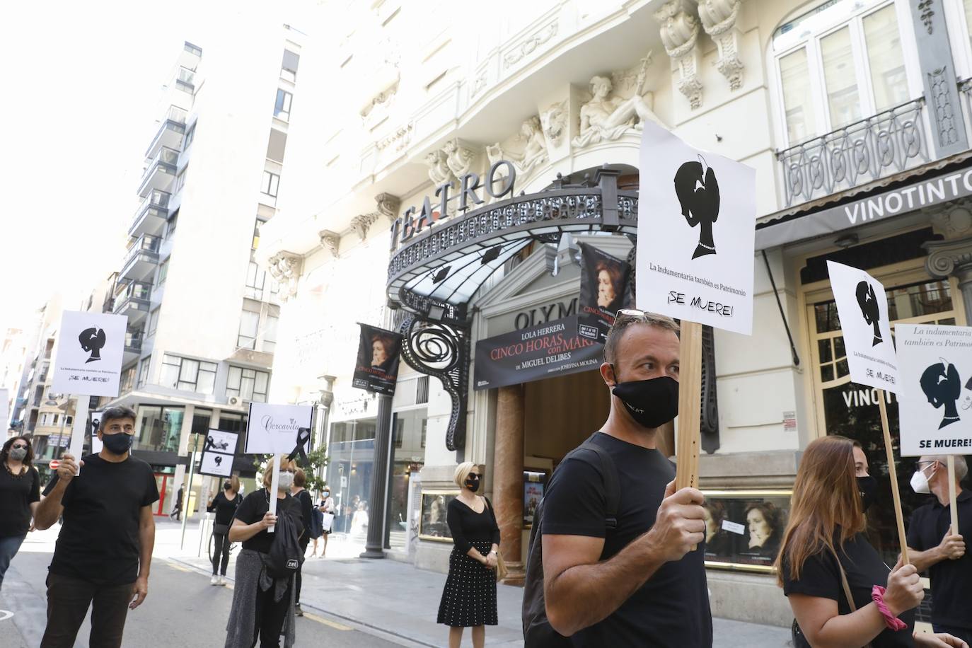 «Así no podemos seguir mucho más tiempo». Es el grito unánime del sector de la indumentaria fallera, que se encuentra al borde de la quiebra. Este martes se han manifestado por el centro de la ciudad bajo el lema «La indumentaria también es patrimonio, se muere» convocados por la Asociación de Comercio e Indumentaria Valenciana (Asciva) cerca de un centenar de indumentaristas que, siguiendo las normas de seguridad antiCovid, han protestado contra las administraciones públicas. Han pedido un rescate urgente porque aseguran que han perdido hasta el 99% del volumen de negocio