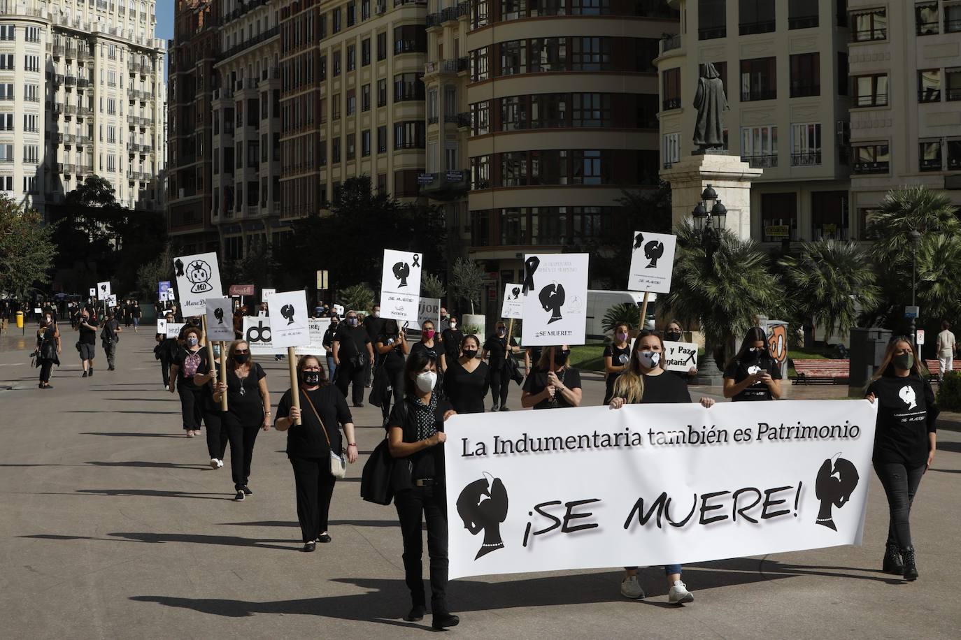 «Así no podemos seguir mucho más tiempo». Es el grito unánime del sector de la indumentaria fallera, que se encuentra al borde de la quiebra. Este martes se han manifestado por el centro de la ciudad bajo el lema «La indumentaria también es patrimonio, se muere» convocados por la Asociación de Comercio e Indumentaria Valenciana (Asciva) cerca de un centenar de indumentaristas que, siguiendo las normas de seguridad antiCovid, han protestado contra las administraciones públicas. Han pedido un rescate urgente porque aseguran que han perdido hasta el 99% del volumen de negocio