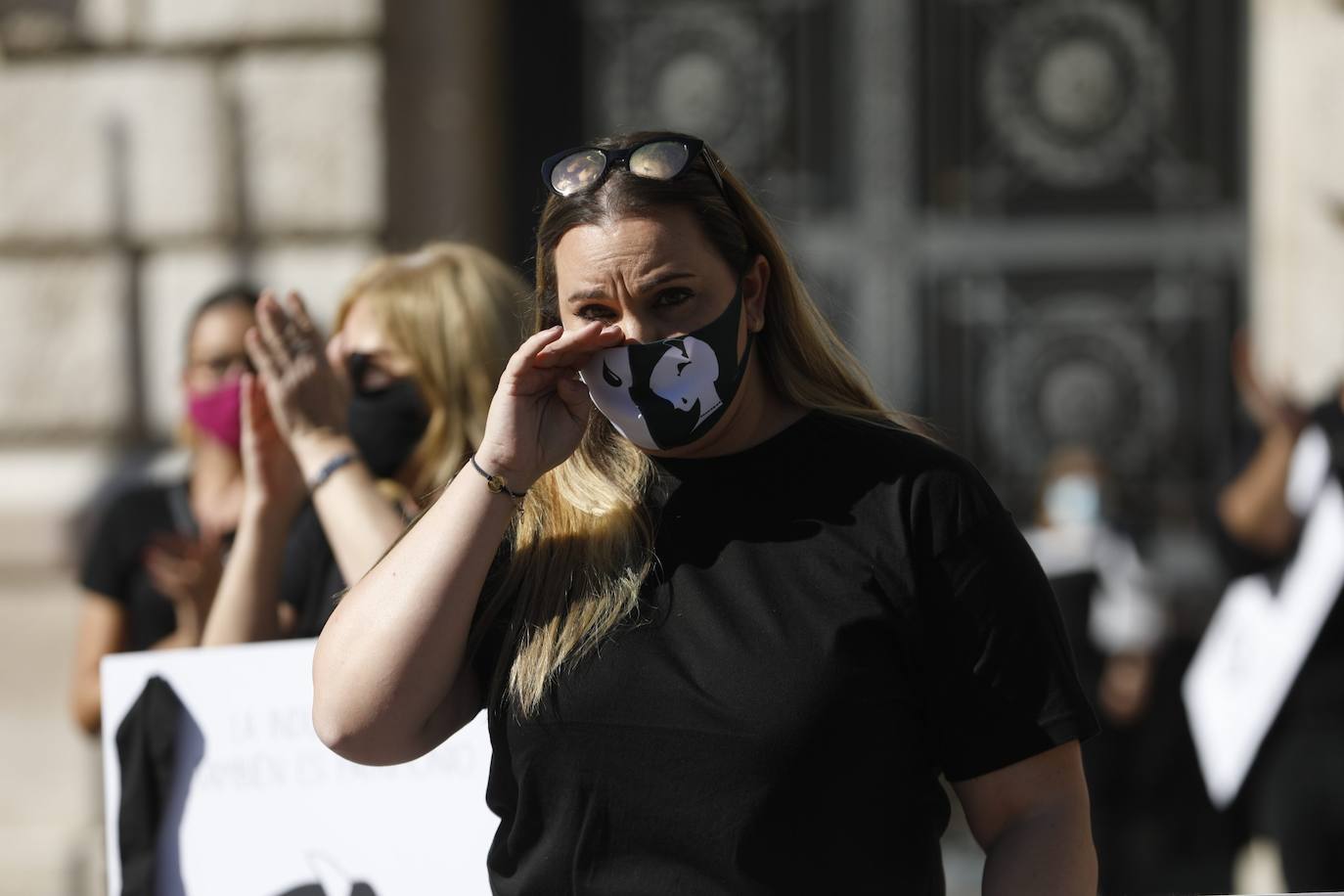 «Así no podemos seguir mucho más tiempo». Es el grito unánime del sector de la indumentaria fallera, que se encuentra al borde de la quiebra. Este martes se han manifestado por el centro de la ciudad bajo el lema «La indumentaria también es patrimonio, se muere» convocados por la Asociación de Comercio e Indumentaria Valenciana (Asciva) cerca de un centenar de indumentaristas que, siguiendo las normas de seguridad antiCovid, han protestado contra las administraciones públicas. Han pedido un rescate urgente porque aseguran que han perdido hasta el 99% del volumen de negocio