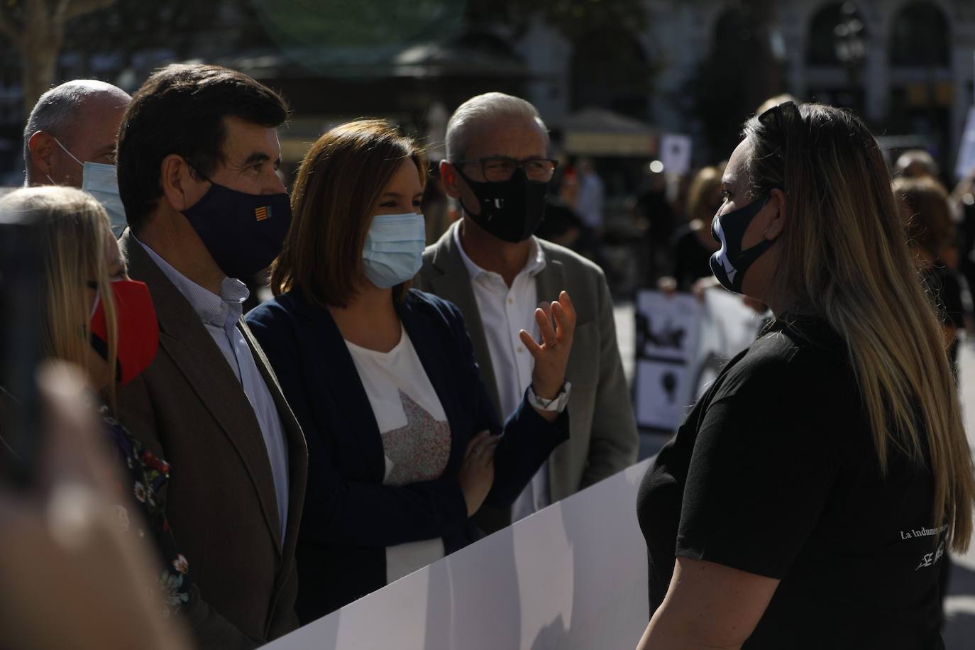 «Así no podemos seguir mucho más tiempo». Es el grito unánime del sector de la indumentaria fallera, que se encuentra al borde de la quiebra. Este martes se han manifestado por el centro de la ciudad bajo el lema «La indumentaria también es patrimonio, se muere» convocados por la Asociación de Comercio e Indumentaria Valenciana (Asciva) cerca de un centenar de indumentaristas que, siguiendo las normas de seguridad antiCovid, han protestado contra las administraciones públicas. Han pedido un rescate urgente porque aseguran que han perdido hasta el 99% del volumen de negocio