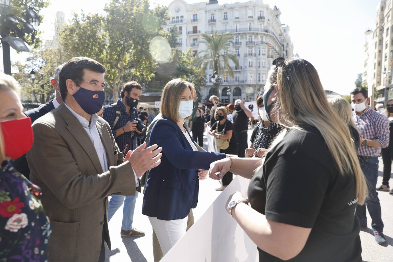 «Así no podemos seguir mucho más tiempo». Es el grito unánime del sector de la indumentaria fallera, que se encuentra al borde de la quiebra. Este martes se han manifestado por el centro de la ciudad bajo el lema «La indumentaria también es patrimonio, se muere» convocados por la Asociación de Comercio e Indumentaria Valenciana (Asciva) cerca de un centenar de indumentaristas que, siguiendo las normas de seguridad antiCovid, han protestado contra las administraciones públicas. Han pedido un rescate urgente porque aseguran que han perdido hasta el 99% del volumen de negocio