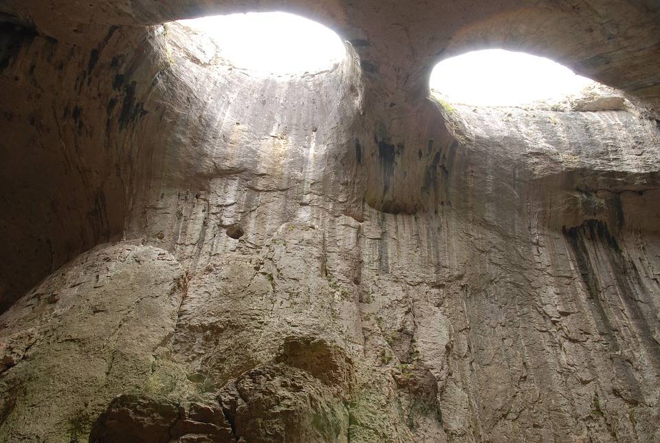 Este espectáculo de la naturaleza se encuentra en Bulgaria y es conocido mundialmente como 'Los ojos de Dios', aunque su nombre búlgaro es Prohodna. Una impresionante cueva donde además del impactante paisaje, sorprenden los dos enormes agujeros con forma de ojos que hay en ella y que le valen su popular apodo. Ubicada en la provincia de Lovech, tiene 262 metros y dos grandes entradas y se ha convertido en un lugar muy visitado por excursionistas y los amantes del turismo deportivo, ya que es un destino perfecto para practicar escalada o senderismo.