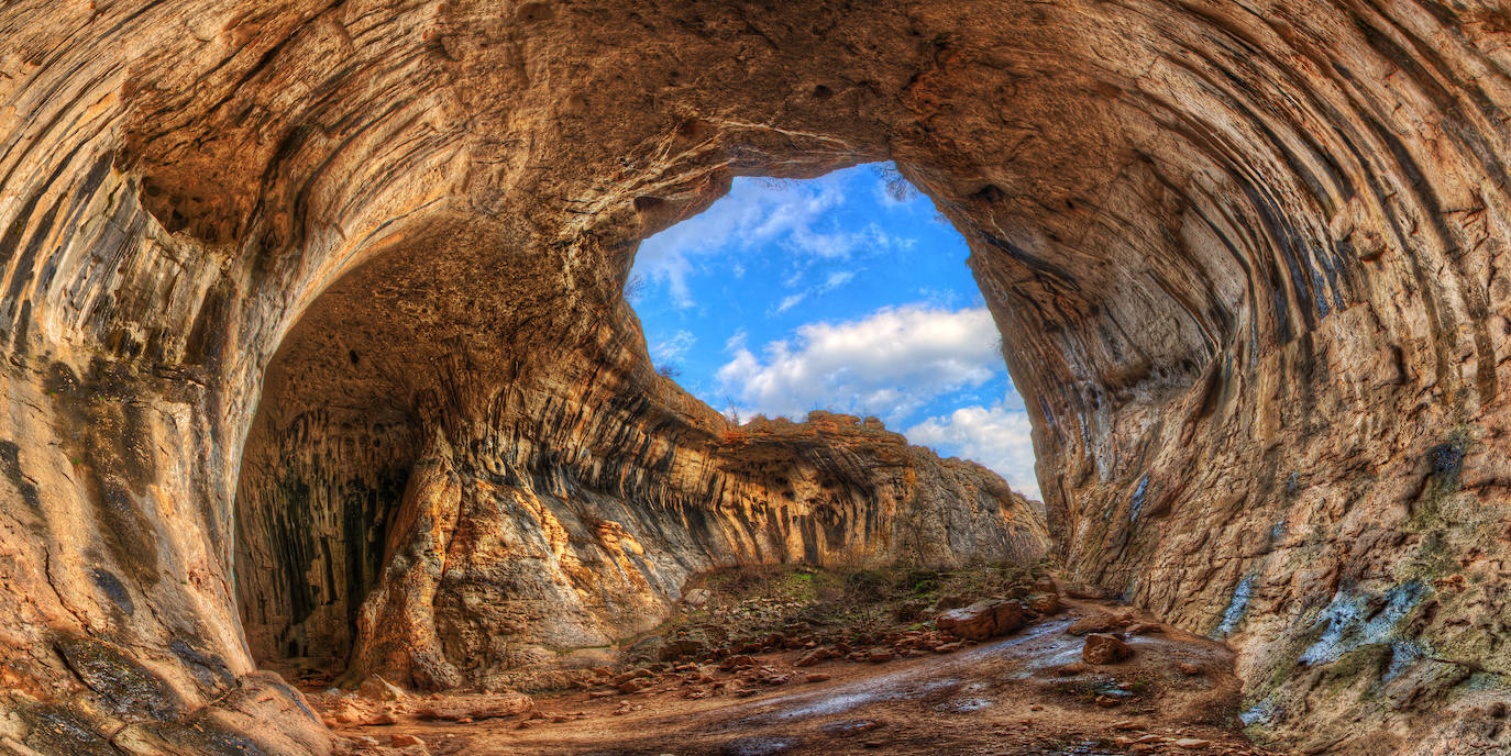 Este espectáculo de la naturaleza se encuentra en Bulgaria y es conocido mundialmente como 'Los ojos de Dios', aunque su nombre búlgaro es Prohodna. Una impresionante cueva donde además del impactante paisaje, sorprenden los dos enormes agujeros con forma de ojos que hay en ella y que le valen su popular apodo. Ubicada en la provincia de Lovech, tiene 262 metros y dos grandes entradas y se ha convertido en un lugar muy visitado por excursionistas y los amantes del turismo deportivo, ya que es un destino perfecto para practicar escalada o senderismo.