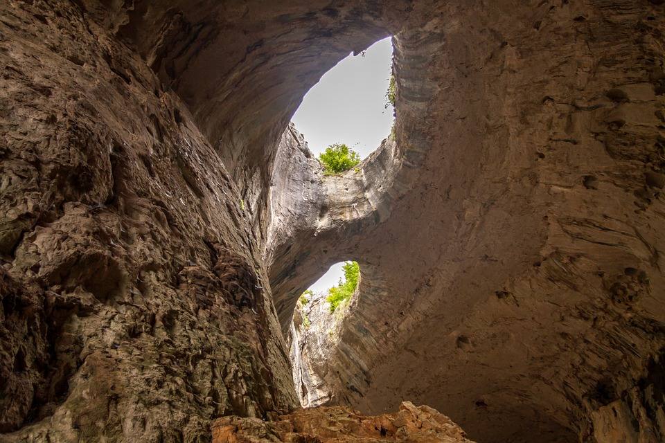 Este espectáculo de la naturaleza se encuentra en Bulgaria y es conocido mundialmente como 'Los ojos de Dios', aunque su nombre búlgaro es Prohodna. Una impresionante cueva donde además del impactante paisaje, sorprenden los dos enormes agujeros con forma de ojos que hay en ella y que le valen su popular apodo. Ubicada en la provincia de Lovech, tiene 262 metros y dos grandes entradas y se ha convertido en un lugar muy visitado por excursionistas y los amantes del turismo deportivo, ya que es un destino perfecto para practicar escalada o senderismo.