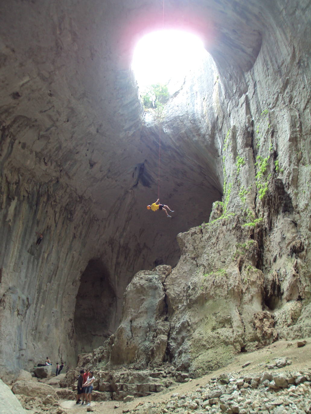 Este espectáculo de la naturaleza se encuentra en Bulgaria y es conocido mundialmente como 'Los ojos de Dios', aunque su nombre búlgaro es Prohodna. Una impresionante cueva donde además del impactante paisaje, sorprenden los dos enormes agujeros con forma de ojos que hay en ella y que le valen su popular apodo. Ubicada en la provincia de Lovech, tiene 262 metros y dos grandes entradas y se ha convertido en un lugar muy visitado por excursionistas y los amantes del turismo deportivo, ya que es un destino perfecto para practicar escalada o senderismo.