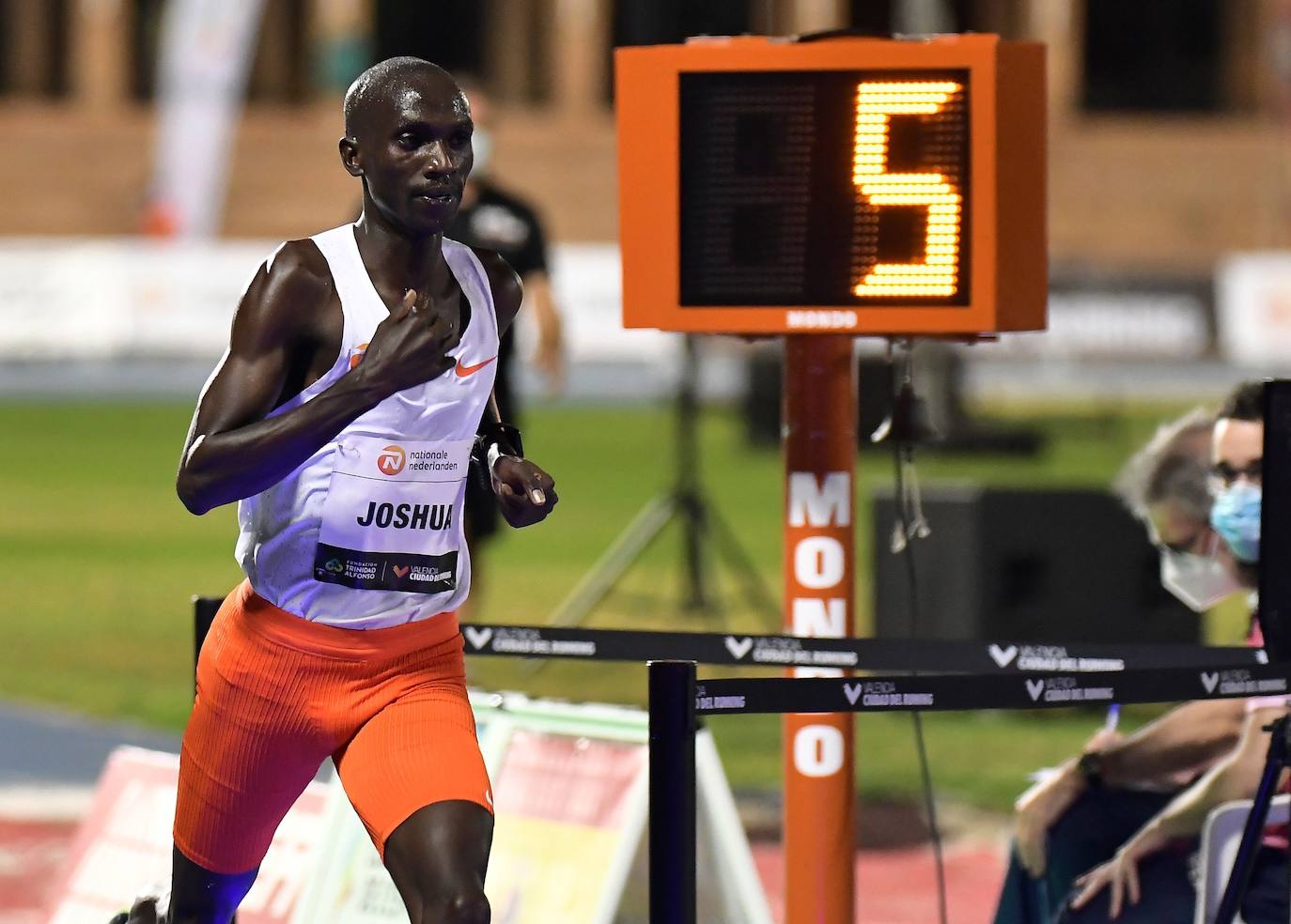 El ugandés rompe la plusmarca de Bekele en el 10.000 con un tiempo de 26:11:00 | La joven atleta etíope establece 14:06:65 en el Estadio del Turia
