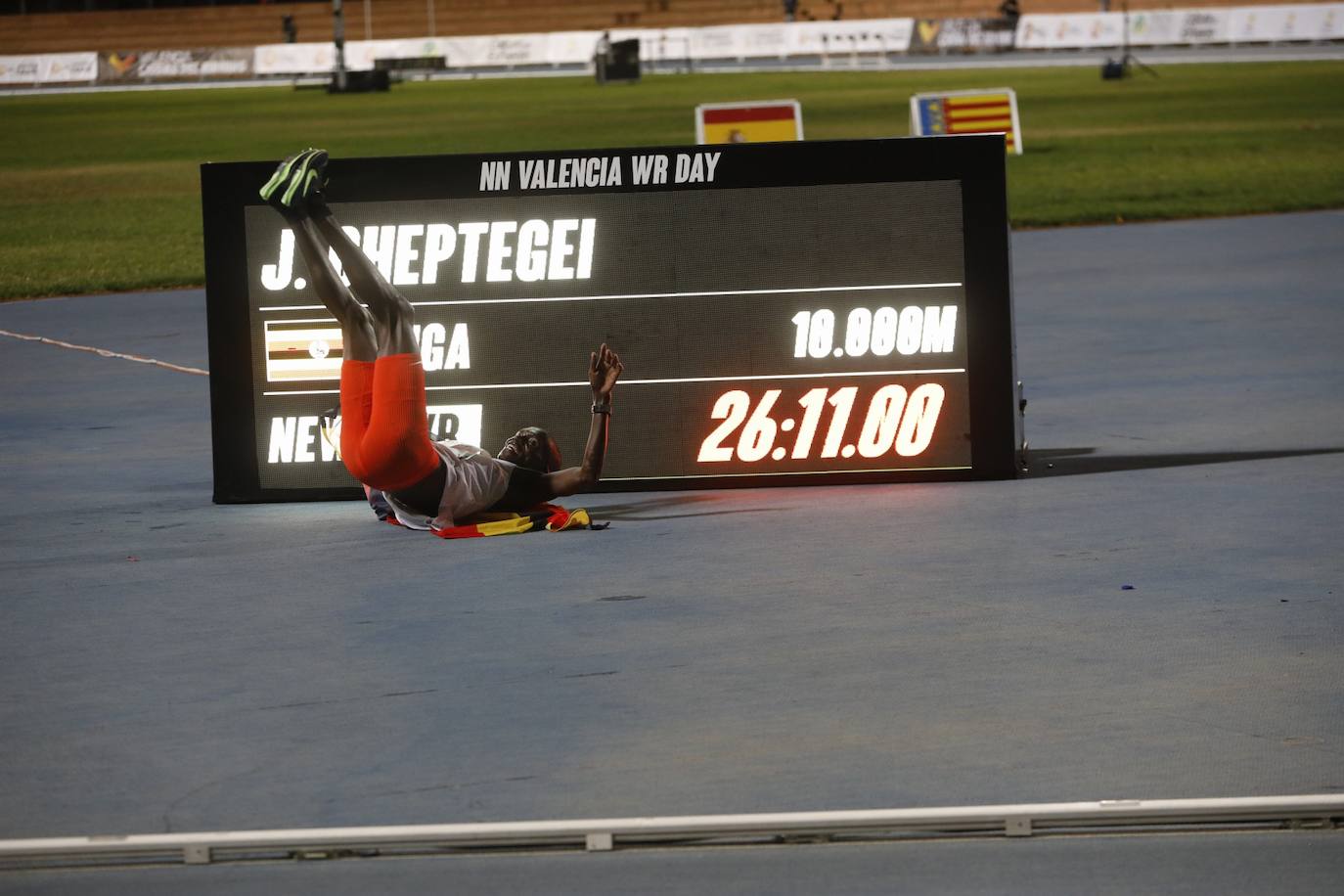 El ugandés rompe la plusmarca de Bekele en el 10.000 con un tiempo de 26:11:00 | La joven atleta etíope establece 14:06:65 en el Estadio del Turia