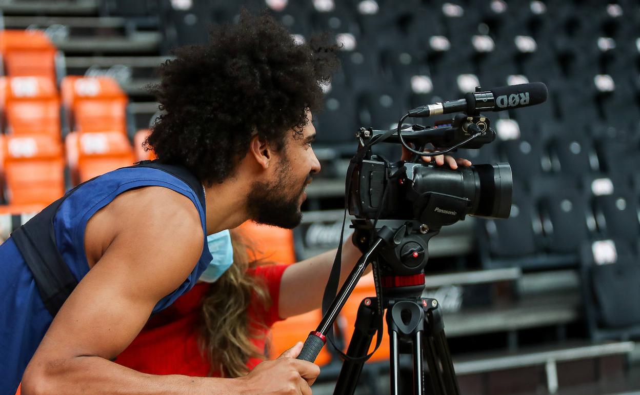 Labeyrie bromea con una cámara ayer antes del entrenamiento en la Fonteta. 