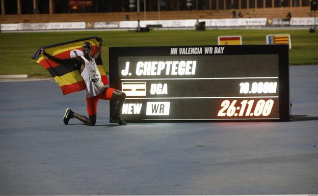 Imagen principal - Doble récord mundial en Valencia: Cheptegei y Gidei baten las plusmarcas de 10.000 y 5.000