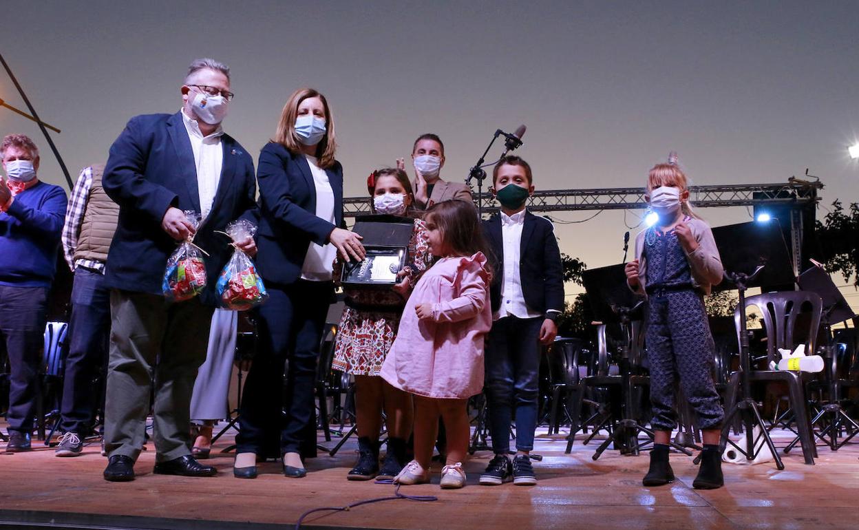 El acto de entrega del reconocimiento a los más pequeños en Puçol. 